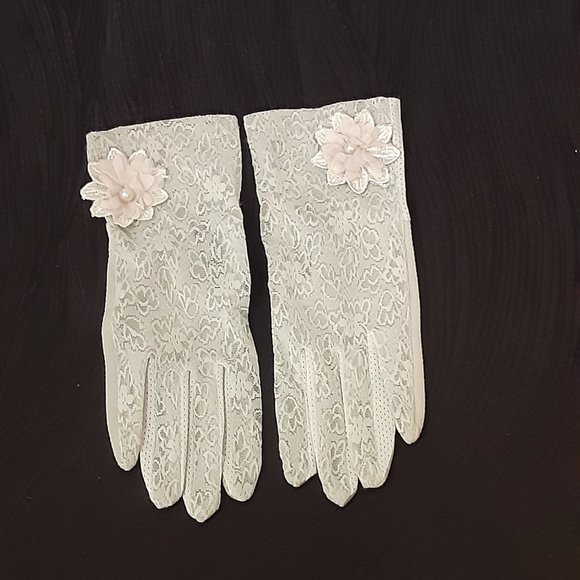 Grey Lace, Summer Wedding Driving Touch Screen Gloves, Flower Detail. Medium - Picture 3 of 9